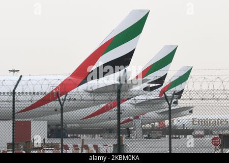 Ein Filebild von Emirates-Flugzeugen, die am 28. Februar 2019 auf dem internationalen Flughafen von Dubai gegründet wurden. Emirates Airline ist seit dem 25. März 2020 aufgrund der Verbreitung von COVID-19 gegründet worden. Die Fluggesellschaft erhielt jedoch die Genehmigung, die Hinflüge von Dubai zu nur 5 Zielen wieder aufzunehmen: London Heathrow, Frankfurt, Paris, Brüssel und Zürich. Die Fluggesellschaft hat auch angeboten, alle im Ausland festsitzenden Emiratisten kostenlos zurückzuholen. (Foto: Artur Widak/NurPhoto) Stockfoto