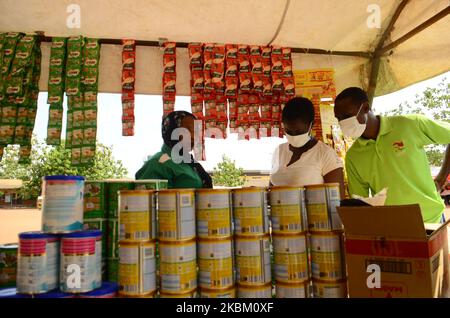 Käufer, die in einer Grundschule, die für einen provisorischen, behelfsmäßigen Lebensmittelmarkt umgebaut wurde, den die Regierung des Staates Lagos am 3. April 2020 für Bewohner der Gemeinde Ifako Ijaye in Lagos eingerichtet hat, mit Nasenmaske umhüllt waren. Die nigrische Regierung hat die Einrichtung temporärer provisorischer Lebensmittelmärkte in Staaten, in denen eine Sperre verhängt wurde, genehmigt, um die Ausbreitung des COVID-19-Coronavirus durch den nigrischen Präsidenten Mohammadu Buhari einzudämmen, um die Auswirkungen einer zweiwöchigen Sperre abzufedern. (Foto von Olukayode Jaiyeola/NurPhoto) Stockfoto