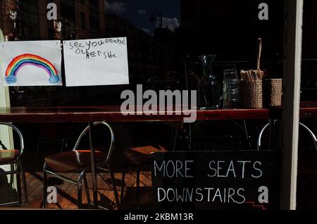 Eine Kinderzeichnung eines Regenbogens, die als Symbole der Hoffnung und Solidarität in den Fenstern des Landes platziert wurde, und die Botschaft „See you on the other side“ blicken am 4. April 2020 aus einem geschlossenen Café in der Lamb's Conduit Street im Londoner Stadtteil Bloomsbury, England, heraus. In ganz Großbritannien wurden bisher insgesamt 41.903 Fälle des Covid-19-Coronavirus bestätigt, wobei 4.313 Menschen starben. Das Land befindet sich mittlerweile fast zwei Wochen in seiner „Sperre“, die nach einer ersten dreiwöchigen Frist überprüft werden soll, obwohl eine Verlängerung weithin erwartet wird. Großbritanniens Staatssekretär für H Stockfoto