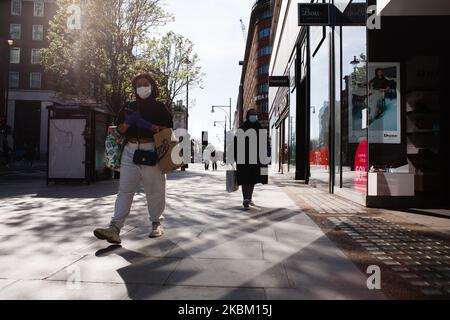 Maskierte Frauen gehen am 4. April 2020 entlang einer fast menschenleeren Oxford Street in London, England. In ganz Großbritannien wurden bisher insgesamt 41.903 Fälle des Covid-19-Coronavirus bestätigt, wobei 4.313 Menschen starben. Das Land befindet sich mittlerweile fast zwei Wochen in seiner „Sperre“, die nach einer ersten dreiwöchigen Frist überprüft werden soll, obwohl eine Verlängerung weithin erwartet wird. Der britische Staatssekretär für Gesundheit und Soziales, Matt Hancock, bestand gestern darauf, dass das fortgesetzte Beharren der Regierung darauf, dass die Menschen zu Hause bleiben, um die Verbreitung des Virus zu vermeiden, „kein muss“ sei Stockfoto