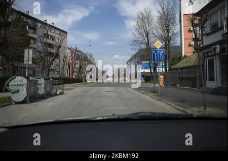 Eine Straße ist im Stadtzentrum während einer Ausgangssperre, die am 5. April 2020 in Kragujevac, Serbien, zur Verhinderung der Ausbreitung der Coronavirus-Krankheit (COVID-19) verhängt wurde, fast leer. (Foto von Nikola Krstic/NurPhoto) Stockfoto