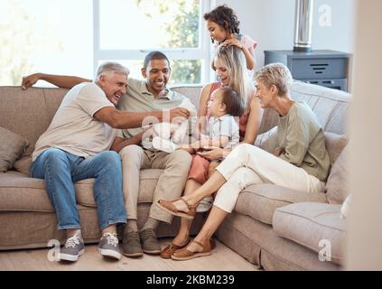 Glücklich, Liebe und große Familie entspannen sich gemeinsam auf dem Sofa im Wohnzimmer ihres Hauses. Glück, Großeltern und Eltern mit spielenden Kindern Stockfoto
