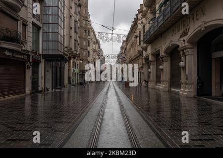 Eine allgemeine Ansicht der berühmten Istiklal Avenue in der Nähe von Taksim in Istanbul, Türkei, gesehen am 5. April 2020. Der Gesundheitsminister sagte, dass die Gesamtzahl der bestätigten COVID-19-Fälle auf 27.069 angestiegen sei und die Zahl der Todesopfer bei 574 stehe. Die Schulen und Universitäten sind seit März 16 geschlossen, und alle Sportereignisse wurden eingestellt. Alle Restaurants, Geschäfte, Touristenattraktionen und Veranstaltungsorte sind geschlossen, und die Ladenbesitzer und kleinen Einzelhändler stehen aufgrund der Quarantäne vor finanziellen Problemen. (Foto von Erhan Demirtas/NurPhoto) Stockfoto