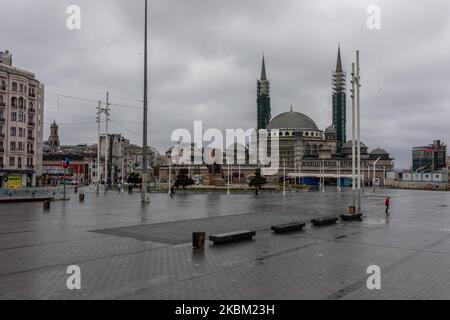 Eine allgemeine Ansicht der berühmten Istiklal Avenue in der Nähe von Taksim in Istanbul, Türkei, gesehen am 5. April 2020. Der Gesundheitsminister sagte, dass die Gesamtzahl der bestätigten COVID-19-Fälle auf 27.069 angestiegen sei und die Zahl der Todesopfer bei 574 stehe. Die Schulen und Universitäten sind seit März 16 geschlossen, und alle Sportereignisse wurden eingestellt. Alle Restaurants, Geschäfte, Touristenattraktionen und Veranstaltungsorte sind geschlossen, und die Ladenbesitzer und kleinen Einzelhändler stehen aufgrund der Quarantäne vor finanziellen Problemen. (Foto von Erhan Demirtas/NurPhoto) Stockfoto