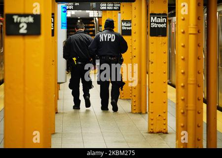 Eine Ansicht einer NYPD-Polizeibeamten, die die U-Bahn der Linie 7 patrouillieren, ist am 5. April 2020 in Flushing, Queens, inmitten der Coronavirus-Pandemie zu sehen. (Foto von John Nacion/NurPhoto) Stockfoto