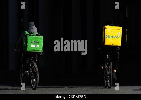 Uber Eats und Glovo Kuriere werden am 27. März 2020 in Krakau, Polen, gesehen. (Fotoillustration von Jakub Porzycki/NurPhoto) Stockfoto