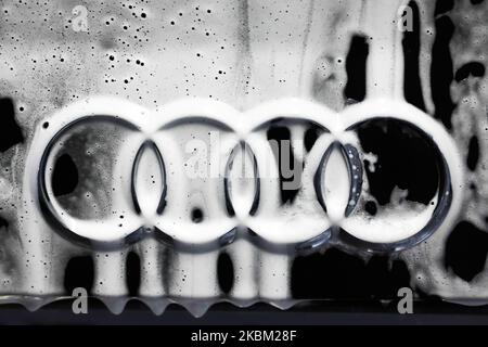 Das Audi Logo ist auf einem Auto zu sehen, das am 28. März 2020 in Krakau, Polen, gewaschen wird. (Fotoillustration von Jakub Porzycki/NurPhoto) Stockfoto