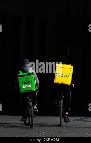 Uber Eats und Glovo Kuriere werden am 27. März 2020 in Krakau, Polen, gesehen. (Fotoillustration von Jakub Porzycki/NurPhoto) Stockfoto