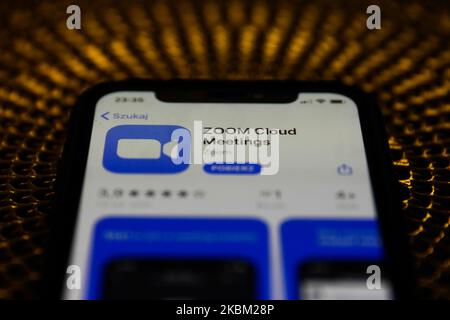 DIE ZOOM Cloud Meetings App wird auf dem Telefonbildschirm in dieser Illustration angezeigt, die am 6. April 2020 in Polen aufgenommen wurde. (Fotoillustration von Jakub Porzycki/NurPhoto) Stockfoto