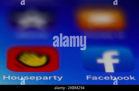 Das Symbol für die „Hausparty“ und die Facebook-App wird auf dem Telefonbildschirm in dieser Illustration angezeigt, die am 6. April 2020 in Polen aufgenommen wurde. (Fotoillustration von Jakub Porzycki/NurPhoto) Stockfoto