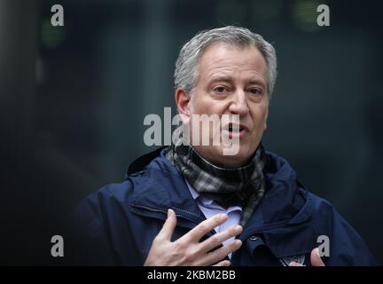 Der Bürgermeister von New York, Bill de Blasio, spricht am 5. April 2020 in New York City mit Beschäftigten des Gesundheitswesens und des Militärs. Das Convention Center wurde vom US Army Corps of Engineers in ein temporäres Feldlazarett umgewandelt, um den Druck auf die von der COVID-19-Pandemie überschwemmt Krankenhäuser in New York zu lindern. (Foto von John Lamparski/NurPhoto) Stockfoto