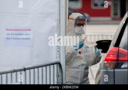 Biologen nehmen Proben nach Vereinbarung von Personen mit Symptomen von Covid-19 am 6. April 2020 in Saint-Nazaire, Frankreich, ab, ohne aus ihrem Fahrzeug steigen zu müssen. Seit dem 3. April 2020 hat das Labor von Biolam in Saint-Nazaire (Loire-Atlantique, Frankreich) einen „Drive Test“ eingerichtet, um Coronavirus/Covid-19 zu untersuchen. (Foto von Estelle Ruiz/NurPhoto) Stockfoto