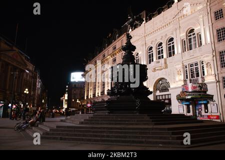 Zwei Frauen sitzen am 6. April 2020 auf den Stufen des Shaftesbury Memorial Fountain in einem fast menschenleeren Piccadilly Circus in London, England. Großbritannien begann heute mit der dritten Woche der Blockierung des Coronavirus, wobei die Maßnahmen voraussichtlich verlängert werden, sobald die anfängliche dreiwöchige Sperrfrist erreicht ist. Während das Land weiterhin auf seinen „Höhepunkt“ der Epidemie wartet, zeigen heute veröffentlichte Zahlen, dass insgesamt 51.608 Menschen im Vereinigten Königreich nun positiv auf das Covid-19-Coronavirus getestet wurden, 3.802 mehr als gestern, davon waren bisher 5.373 gestorben. Unterdessen war der britische Premierminister Boris Johnson, der ein Stockfoto