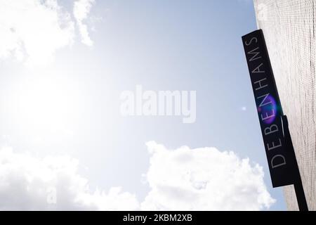 Die Flaggschiff-Filiale der Kaufhauskette Debenhams steht am 6. April 2020 in einer fast menschenleeren Oxford Street in London, England. Debenhams gab heute bekannt, dass es aufgrund der Schließung aller Filialen im Vereinigten Königreich aufgrund der Sperre des COVID-19-Coronavirus eine Verabreichungsbeschwerde einführen muss. Dies wird das zweite Mal in einem Jahr sein, dass der sich abmühende Einzelhändler die Verwaltung beantragt hat. Die derzeitige Situation kommt nicht lange nach der dauerhaften Schließung von 22 Geschäften, was zu mehr als 700 Arbeitsplatzverlusten führt, weitere 28 sollen bereits 2021 geschlossen werden. Großbritannien meint es Stockfoto