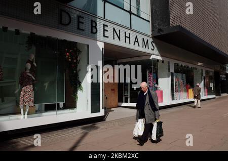 Am 6. April 2020 laufen die Menschen an der aufgeklatterten Flagship-Filiale der Kaufhauskette Debenhams in einer fast menschenleeren Oxford Street in London, England, vorbei. Debenhams gab heute bekannt, dass es aufgrund der Schließung aller Filialen im Vereinigten Königreich aufgrund der Sperre des COVID-19-Coronavirus eine Verabreichungsbeschwerde einführen muss. Dies wird das zweite Mal in einem Jahr sein, dass der sich abmühende Einzelhändler die Verwaltung beantragt hat. Die derzeitige Situation kommt nicht lange nach der dauerhaften Schließung von 22 Geschäften, was zu mehr als 700 Arbeitsplatzverlusten führt, weitere 28 sollen bereits 2 geschlossen werden Stockfoto