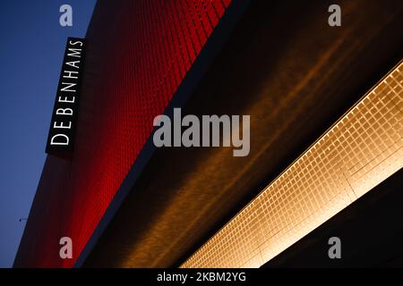 Die Flaggschiff-Filiale der Kaufhauskette Debenhams steht am 6. April 2020 in einer fast menschenleeren Oxford Street in London, England. Debenhams gab heute bekannt, dass es aufgrund der Schließung aller Filialen im Vereinigten Königreich aufgrund der Sperre des COVID-19-Coronavirus eine Verabreichungsbeschwerde einführen muss. Dies wird das zweite Mal in einem Jahr sein, dass der sich abmühende Einzelhändler die Verwaltung beantragt hat. Die derzeitige Situation kommt nicht lange nach der dauerhaften Schließung von 22 Geschäften, was zu mehr als 700 Arbeitsplatzverlusten führt, weitere 28 sollen bereits 2021 geschlossen werden. Großbritannien meint es Stockfoto