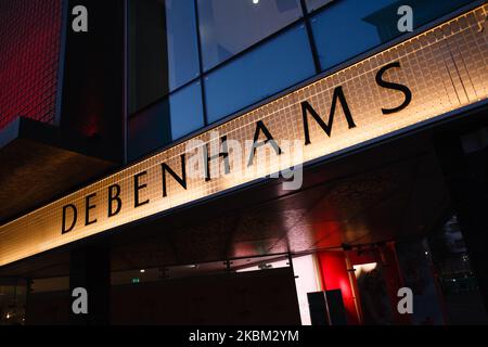 Die Flaggschiff-Filiale der Kaufhauskette Debenhams steht am 6. April 2020 in einer fast menschenleeren Oxford Street in London, England. Debenhams gab heute bekannt, dass es aufgrund der Schließung aller Filialen im Vereinigten Königreich aufgrund der Sperre des COVID-19-Coronavirus eine Verabreichungsbeschwerde einführen muss. Dies wird das zweite Mal in einem Jahr sein, dass der sich abmühende Einzelhändler die Verwaltung beantragt hat. Die derzeitige Situation kommt nicht lange nach der dauerhaften Schließung von 22 Geschäften, was zu mehr als 700 Arbeitsplatzverlusten führt, weitere 28 sollen bereits 2021 geschlossen werden. Großbritannien meint es Stockfoto