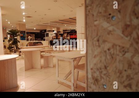 Leere Schautische stehen am 6. April 2020 in der aufgeklatterten Flagship-Filiale der Kaufhauskette Debenhams auf einer nahezu menschenleeren Oxford Street in London, England. Debenhams gab heute bekannt, dass es aufgrund der Schließung aller Filialen im Vereinigten Königreich aufgrund der Sperre des COVID-19-Coronavirus eine Verabreichungsbeschwerde einführen muss. Dies wird das zweite Mal in einem Jahr sein, dass der sich abmühende Einzelhändler die Verwaltung beantragt hat. Die derzeitige Situation kommt nicht lange nach der dauerhaften Schließung von 22 Geschäften, was zu mehr als 700 Arbeitsplatzverlusten führt, weitere 28 sind bereits geplant Stockfoto