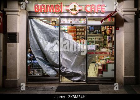 Die meisten Einzelhandelsgeschäfte, Cafés, Restaurants und Bars haben in Istanbul, Türkei, als Vorsichtsmaßnahme gegen die sich schnell ausbreitende Coronavirus-Pandemie geschlossen, auch bekannt als Covid-19 und SARS-covid-2. Im Bild oben hängen die Arbeiter des berühmten Bambi Cafés in der Nähe des Taksim-Platzes am 25. März 2020 eine Plane über dem Eingang des beliebten Touristenschnellimbiss (Foto: Diego Cupolo/NurPhoto) Stockfoto