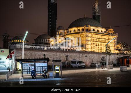 Die meisten Einzelhandelsgeschäfte, Cafés, Restaurants und Bars haben in Istanbul, Türkei, als Vorsichtsmaßnahme gegen die sich schnell ausbreitende Coronavirus-Pandemie geschlossen, auch bekannt als Covid-19 und SARS-covid-2. Oben essen am 25. März 2020 zwei verspätete Arbeiter vor der neuen Moschee auf dem Taksim-Platz Fast Food. (Foto von Diego Cupolo/NurPhoto) Stockfoto