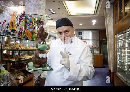 Konditormeister und Besitzer der Patisserie von Averof, Marios Papadopoulos, stellt mit seinem Osterschokoladenhasen die „Coronavirus-Ärztehasen“ mit Gesichtsmasken, Impfstoffen und Darstellung des Pandemiemoleküls Covid-19 am 7. April 2020 in Thessaloniki, Griechenland, vor. Seine Idee wurde von der Wertschätzung der Menschen inspiriert, mit dem Applaus an die Ärzte und das medizinische Personal, das gegen die Coronavirus-Epidemie kämpft, zusammen mit seiner Kreativität, die zur Schaffung des Ärztehauses führt. Seine Idee mit viel Humor ist es, den Geist der Menschen zu erhöhen. (Foto von Nicolas Economou/NurPhoto) Stockfoto