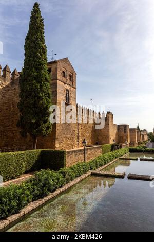 Cordoba, Spanien - 27. Oktober 2022: Barberia peluqueria puerta de Almodovar, mittelalterliches Stadttor aus dem 14.. Jahrhundert in Cordoba, Spanien am 27. Oktober, Stockfoto