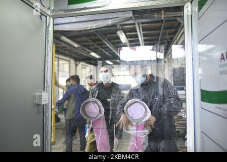 Nepalesische Forscher und Ingenieure stellen am Dienstag, den 07. April 2020, im National Innovation Center, Kathmandu, Nepal, einen Teststand für den Abstrichtest des Corona Virus (COVID-19) her. (Foto von Narayan Maharjan/NurPhoto) Stockfoto