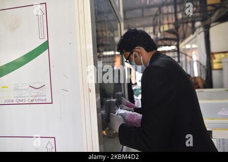 Nepalesische Forscher und Ingenieure stellen am Dienstag, den 07. April 2020, im National Innovation Center, Kathmandu, Nepal, einen Teststand für den Abstrichtest des Corona Virus (COVID-19) her. (Foto von Narayan Maharjan/NurPhoto) Stockfoto