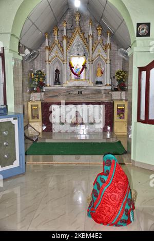 Tamilisch-katholischer Gläubiger betet am 28. August 2017 im Hauptheiligtum der Athisaya Manal Matha Church (Our Lady of Red Sand Church) in Tuticorin (Thoothukudi), Tamil Nadu, Indien. Die Athisaya Manal Matha Kirche wurde im ersten Jahrhundert n. Chr. von St. Thomas (einer von 12 Jüngern Jesu Christi) erbaut. Laut ledged wurde die Kirche nach einem Fluch viele Jahre unter dem Sand begraben, bis im Jahr 1798 ein Hirte auf das Kruzifix schlug und entdeckte, dass dort eine Kirche begraben wurde. Mit Hilfe des Dorfes gruben sie die Kirche aus. Die Kirche ist seitdem der Ort Stockfoto