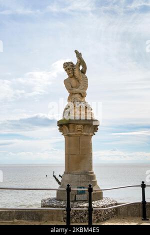 Verwitterte Statue des Triton-Sohnes von Neptune Lowestoft am Meer suffolk 2022 Stockfoto