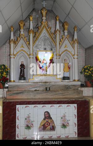 Hauptheiligtum der Athisaya Manal Matha Kirche (Our Lady of Red Sand Church) in Tuticorin (Thoothukudi), Tamil Nadu, Indien am 28. August 2017. Die Athisaya Manal Matha Kirche wurde im ersten Jahrhundert n. Chr. von St. Thomas (einer von 12 Jüngern Jesu Christi) erbaut. Laut ledged wurde die Kirche nach einem Fluch viele Jahre unter dem Sand begraben, bis im Jahr 1798 ein Hirte auf das Kruzifix schlug und entdeckte, dass dort eine Kirche begraben wurde. Mit Hilfe des Dorfes gruben sie die Kirche aus. Die Kirche ist seitdem der Ort von May Miracles gewesen und hat sich zu einem wichtigen C entwickelt Stockfoto