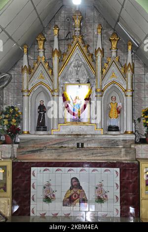 Hauptheiligtum der Athisaya Manal Matha Kirche (Our Lady of Red Sand Church) in Tuticorin (Thoothukudi), Tamil Nadu, Indien am 28. August 2017. Die Athisaya Manal Matha Kirche wurde im ersten Jahrhundert n. Chr. von St. Thomas (einer von 12 Jüngern Jesu Christi) erbaut. Laut ledged wurde die Kirche nach einem Fluch viele Jahre unter dem Sand begraben, bis im Jahr 1798 ein Hirte auf das Kruzifix schlug und entdeckte, dass dort eine Kirche begraben wurde. Mit Hilfe des Dorfes gruben sie die Kirche aus. Die Kirche ist seitdem der Ort von May Miracles gewesen und hat sich zu einem wichtigen C entwickelt Stockfoto