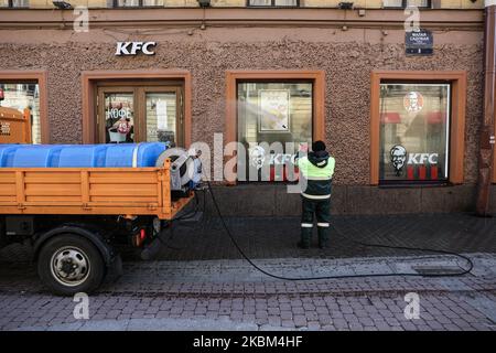 Ein Mitarbeiter des Stadtdienstes sprüht am 7. April 2020 im Zentrum von St. Petersburg, Russland, eine Desinfektionslösung. Der russische Präsident Wladimir Putin unterzeichnete ein Dekret über freie Tage bis zum 30. April. Die Bürger werden aufgefordert, ein Selbstisolationsregime zu beobachten, um die Ausbreitung des Coronavirus zu verhindern (covid-19). (Foto von Valya Egorshin/NurPhoto) Stockfoto