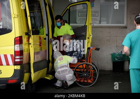 Mitglieder des medizinischen Personals des Summa, Medical Emergency Service von Madrid, überführt einen Patienten im Rollstuhl am 7.. April 2020 in die Notaufnahme des Krankenhauses 12 de Octubre in Madrid (Foto: Juan Carlos Lucas/NurPhoto) Stockfoto