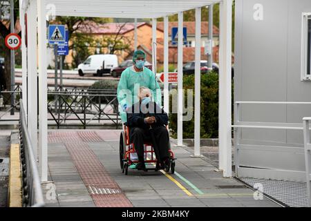 Mitglieder des medizinischen Personals des Summa, Medical Emergency Service von Madrid, überführt einen Patienten im Rollstuhl am 7.. April 2020 in die Notaufnahme des Krankenhauses 12 de Octubre in Madrid (Foto: Juan Carlos Lucas/NurPhoto) Stockfoto