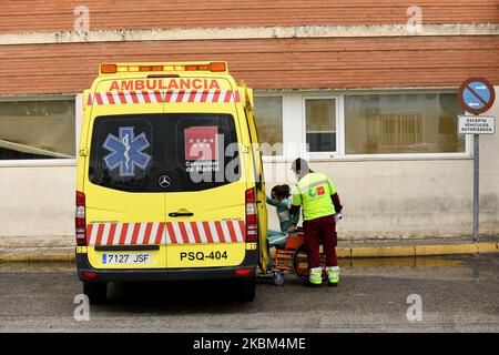 Mitglieder des medizinischen Personals des Summa, Medical Emergency Service von Madrid, überführt einen Patienten im Rollstuhl am 7.. April 2020 in die Notaufnahme des Krankenhauses 12 de Octubre in Madrid (Foto: Juan Carlos Lucas/NurPhoto) Stockfoto