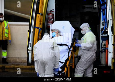 Mitglieder des medizinischen Personals des Summa, Medical Emergency Service von Madrid, verlegt einen Patienten auf einer Bahre in das Krankenhaus 12 de Octubre in Madrid am 7.. April 2020 (Foto: Juan Carlos Lucas/NurPhoto) Stockfoto