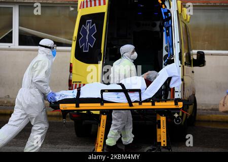 Mitglieder des medizinischen Personals des Summa, Medical Emergency Service von Madrid, verlegt einen Patienten auf einer Bahre in das Krankenhaus 12 de Octubre in Madrid am 7.. April 2020 (Foto: Juan Carlos Lucas/NurPhoto) Stockfoto