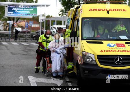 Mitglieder des medizinischen Personals des Summa, Medical Emergency Service von Madrid, überführt einen Patienten im Rollstuhl am 7.. April 2020 in die Notaufnahme des Krankenhauses 12 de Octubre in Madrid (Foto: Juan Carlos Lucas/NurPhoto) Stockfoto