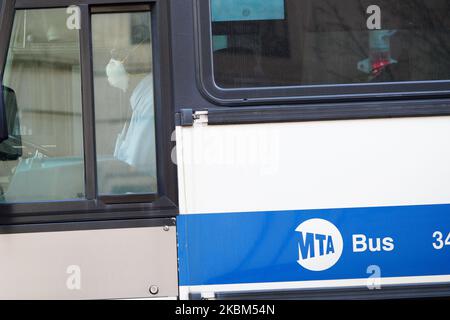 Ein Busfahrer mit Maske während einer Coronavirus-Pandemie am 7. April 2020 (Foto: John Nacion/NurPhoto) Stockfoto