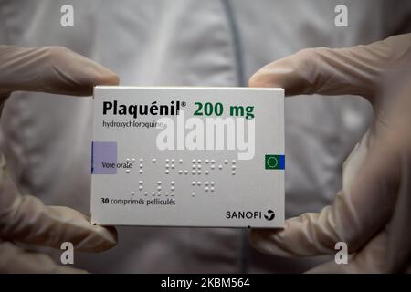 Eine Schachtel Plaquenil, ein von Sanofi gemachtes Malariamedikament Hydroxychloroquin, das jahrelang zur Behandlung von Malaria und Autoimmunerkrankungen eingesetzt wurde. In Frankreich befürworten PR Raoult und in den USA Präsident Trump die Verwendung von Hydroxychloroquin (oder Chloroquin) zur Behandlung der Covid-19-Krankheit in akuten Fällen. Bisher haben keine klinischen Studien eine echte Wirkung auf das SARS-COV-2-Virus gezeigt. In den USA stiegen die Bestellungen für Hydroxychloroquin Ende März auf rund 1,8 Millionen Tabletten pro Tag, ein Anstieg von durchschnittlich rund 40.000 Tabletten pro Tag Ende Januar. In Frankreich hat das SARS-COV-2-Virus bisher mehr getötet Stockfoto