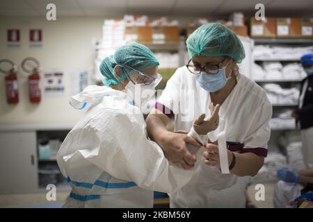 Am 8. April 2020, während des Coronavirus-Notfalls, kleidet sich ein Gesundheitshelfer in einem Schutzanzug auf der Intensivstation des Krankenhauses San Filippo Neri in Rom. Italien setzt die Maßnahmen zur Eindämmung des weit verbreiteten Coronavirus SARS-CoV-2 fort, das die Covid-19-Krankheit verursacht. (Foto von Christian Minelli/NurPhoto) Stockfoto