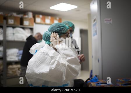 Am 8. April 2020, während des Coronavirus-Notfalls, kleidet sich ein Gesundheitshelfer in einem Schutzanzug auf der Intensivstation des Krankenhauses San Filippo Neri in Rom. Italien setzt die Maßnahmen zur Eindämmung des weit verbreiteten Coronavirus SARS-CoV-2 fort, das die Covid-19-Krankheit verursacht. (Foto von Christian Minelli/NurPhoto) Stockfoto