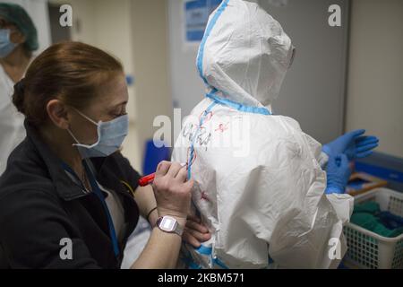 Am 8. April 2020, während des Coronavirus-Notfalls, kleidet sich ein Gesundheitshelfer in einem Schutzanzug auf der Intensivstation des Krankenhauses San Filippo Neri in Rom. Italien setzt die Maßnahmen zur Eindämmung des weit verbreiteten Coronavirus SARS-CoV-2 fort, das die Covid-19-Krankheit verursacht. (Foto von Christian Minelli/NurPhoto) Stockfoto