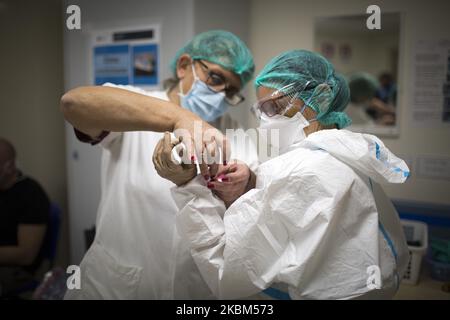 Am 8. April 2020, während des Coronavirus-Notfalls, kleidet sich ein Gesundheitshelfer in einem Schutzanzug auf der Intensivstation des Krankenhauses San Filippo Neri in Rom. Italien setzt die Maßnahmen zur Eindämmung des weit verbreiteten Coronavirus SARS-CoV-2 fort, das die Covid-19-Krankheit verursacht. (Foto von Christian Minelli/NurPhoto) Stockfoto