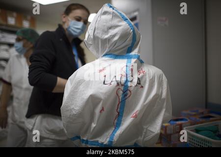 Am 8. April 2020, während des Coronavirus-Notfalls, kleidet sich ein Gesundheitshelfer in einem Schutzanzug auf der Intensivstation des Krankenhauses San Filippo Neri in Rom. Italien setzt die Maßnahmen zur Eindämmung des weit verbreiteten Coronavirus SARS-CoV-2 fort, das die Covid-19-Krankheit verursacht. (Foto von Christian Minelli/NurPhoto) Stockfoto