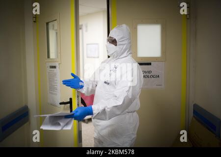 Ein Mitarbeiter des Gesundheitswesens kommt auf die Intensivstation des Krankenhauses San Filippo Neri, nachdem er am 8. April 2020 während des Coronavirus-Notfalls in Rom in einer Schutzkleidung gekleidet war. Italien setzt die Maßnahmen zur Eindämmung des weit verbreiteten Coronavirus SARS-CoV-2 fort, das die Covid-19-Krankheit verursacht. (Foto von Christian Minelli/NurPhoto) Stockfoto