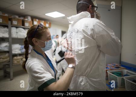 Am 8. April 2020, während des Coronavirus-Notfalls, kleidet sich ein Gesundheitshelfer in einem Schutzanzug auf der Intensivstation des Krankenhauses San Filippo Neri in Rom. Italien setzt die Maßnahmen zur Eindämmung des weit verbreiteten Coronavirus SARS-CoV-2 fort, das die Covid-19-Krankheit verursacht. (Foto von Christian Minelli/NurPhoto) Stockfoto