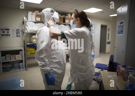 Am 8. April 2020, während des Coronavirus-Notfalls, kleidet sich ein Gesundheitshelfer in einem Schutzanzug auf der Intensivstation des Krankenhauses San Filippo Neri in Rom. Italien setzt die Maßnahmen zur Eindämmung des weit verbreiteten Coronavirus SARS-CoV-2 fort, das die Covid-19-Krankheit verursacht. (Foto von Christian Minelli/NurPhoto) Stockfoto