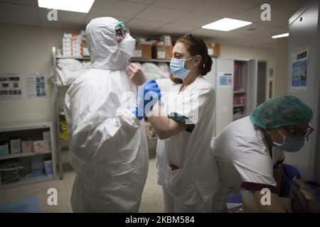 Am 8. April 2020, während des Coronavirus-Notfalls, kleidet sich ein Gesundheitshelfer in einem Schutzanzug auf der Intensivstation des Krankenhauses San Filippo Neri in Rom. Italien setzt die Maßnahmen zur Eindämmung des weit verbreiteten Coronavirus SARS-CoV-2 fort, das die Covid-19-Krankheit verursacht. (Foto von Christian Minelli/NurPhoto) Stockfoto